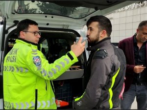 Savrulan Motosiklet Kaldırımda Yürüyen Kadına Çarptı: 2 Yaralı