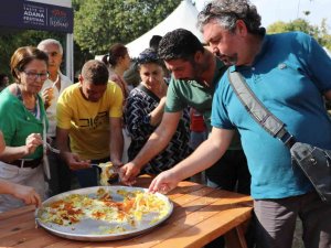 Künefenin İçerisindeki Altını Bulmak İçin Kıyasıya Yarıştılar