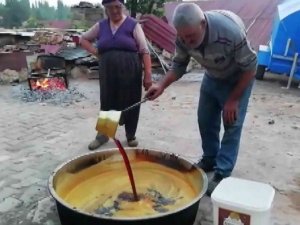 Sivas’ın Üzümleri Geleneksel Yöntemlerle Pekmeze Dönüştürülüyor