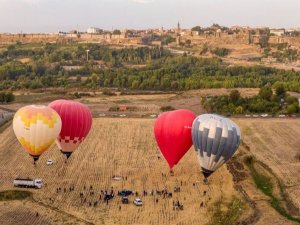 Balonlar Halatlara Bağlı Askıda Kaldı, Gelenler Sadece Fotoğraf Çekmekle Yetindi