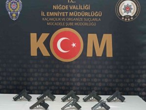 Otomobile Zulalanmış 8 Ruhsatsız Tabanca Ele Geçirildi