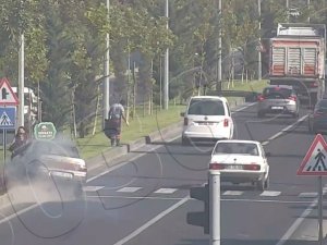 Kaldırımda Beklerken Neye Uğradıklarını Şaşırdılar