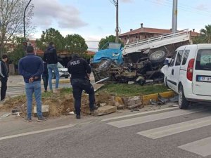 Balıkesir’de Trafik Kaza, Bir Polis Memuru Ağır Yaralı