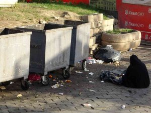 Beyoğlu’nda Zabıtayı İsyan Ettiren Olay: Vatandaş Yakalanan Dilenciye Para Verdi