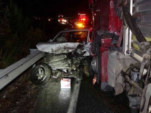 Karşı Şeride Geçen Tır, Çarpıştığı Otomobili Bariyerlerde 100 Metre Sürükledi: 3 Yaralı