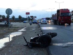 Ters Yönden Gelen Traktörle Çarpışan Motosikletin Sürücüsü Ağır Yaralandı