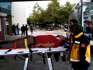 Yağışlı Yolda Kayan Tır Yamaca Çarptı: 1 Yaralı
