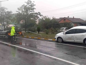 Direksiyon Hakimiyetini Kaybetti Karşı Şeride Geçerken Elektrik Direğine Çarptı