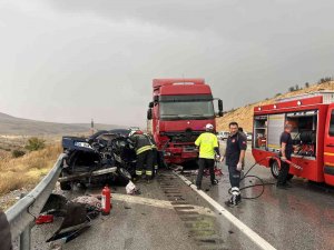Kontrolden Çıkan Otomobil Tırla Çarpıştı: 1 Ölü, 1 Yaralı
