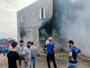 Saman Dolu Bodrum Katında Çıkan Yangın Paniğe Neden Oldu