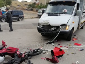 Motosiklet İle Kamyonet Kafa Kafaya Çarpıştı: 2 Yaralı