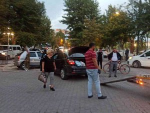 Çarpışan Araçlar Yayaların Arasına Daldı: 5 Çocuk Yaralı