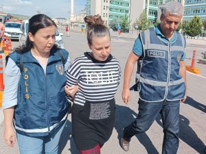 İ̇ki Aylık Bebeğini Bıçaklayarak Öldüren Anne Tutuklandı
