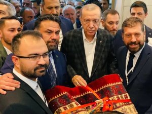 Cumhurbaşkanı Erdoğan’a Sındırgı’dan Yağcıbedir Halısı Hediye Edildi