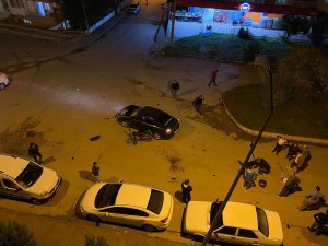 Otomobile Çarpan Motosikletteki Sürücü Ve Arkadaşı Metrelerce Havaya Uçtu...feci Kaza Kamerada