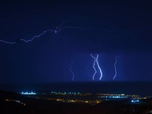 İ̇skenderun Körfezi´nde Şimşekler Geceyi Aydınlattı