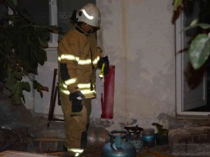 İ̇zmir’de 2 Katlı Binada Patlama: 1’i Çocuk 3 Yaralı
