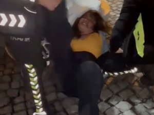 Alkollü Kadın Sürücü Ortalığı Birbirine Kattı: Polise Tekme Atıp Küfürler Savurduğu Anlar Kamerada