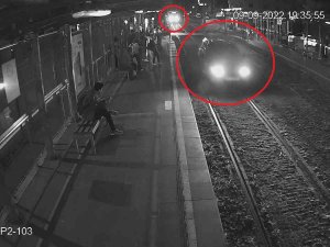 Tramvayın Önünde Kilometrelerce İlerleyen Sürücü Yürekleri Ağza Getirdi