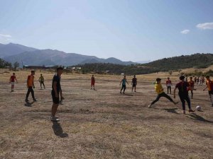 Kato Dağı’nda Onlarca Genç Futbol Aşkı İçin Toprak Sahada Ter Döküyor
