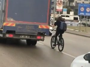 Bursa’da Bisikletli Gençlerin Tehlikeli Yolculuğu Kamerada