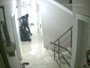 İ̇stanbul’da Yangın Söndürme Tüpü Hırsızına Köpekli Suçüstü Kamerada