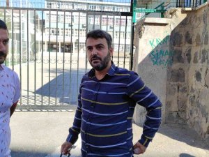 Sınava 1 Dakika Geç Kalan Aday Dakikalarca Dil Döktü