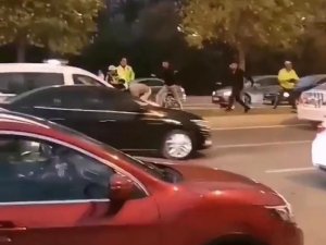 Kartal’da Sürücülerin Yumruk Yumruğa Kavgasına Polisten Müdahale