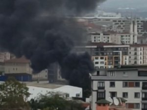 Pendik’te Bir Kimyasal Fabrikasında Yangın Çıktı. Olay Yerine Çevre İlçelerden Çok Sayıda İtfaiye Ekibi Sevk Edildi.