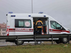Tem’de Kontrolden Çıkan Cip Bariyere Çarptı: 4 Yaralı