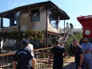 Eşi Ve Çocuğu Kendisini Terk Etti Diye Komşusunu Bıçaklayıp, Kendi Evini Yaktı