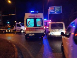 Tır Kavşakta Otomobile Çarptı: 2 Yaralı