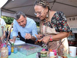 Ziyaretçiler Ebru Sanatını Deneyimledi