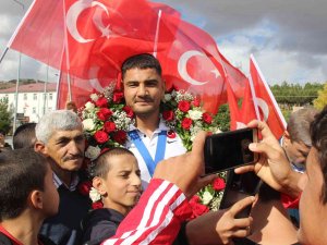 Taha Akgül’e Memleketi Sivas’ta Coşkulu Karşılama