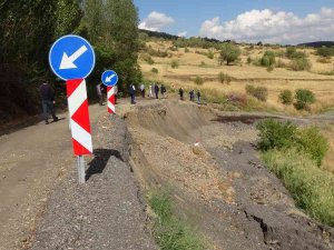 Bingöl’de Köy Sakinleri Heyelan Nedeniyle Çöken Yolun Yapılmasını İstiyor