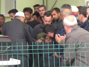 Ehliyetsiz Sürücünün Hayattan Kopardığı 7 Yaşındaki Miraç’ın Babası Cenazede Fenalık Geçirdi