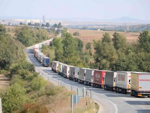 Günlerdir Sınırda Bekleyen Tır Şoförleri: "İ̇nsanlıktan Çıktık, Tuvaletimizi Bile Yapamıyoruz"