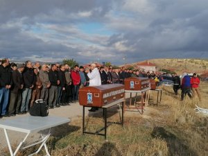 Babaları Tarafından Katledilen İki Kardeş Ve Anneleri Son Yolculuğuna Uğurlandı