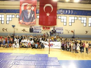 Amatör Sporcular Kupa Ve Madalyalarını Aldı
