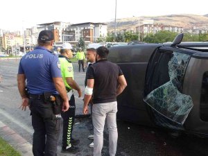 Otomobille Çarpışan Cip 40 Metre Sürüklendi: 3 Yaralı