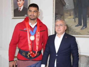 Dünya Şampiyonu Güreşçi Taha Akgül Altınla Ödüllendirildi