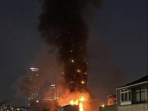 Kadıköy’de Bir Binada Yangın Çıktı. Olay Yerine Çok Sayıda İtfaiye Ekibi Sevk Edildi