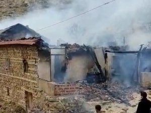 Müstakil Ev Ve Ağıl Yangında Kül Oldu