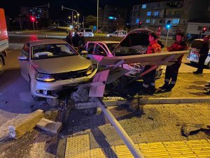Kavşakta İki Otomobil Çarpıştı: 1 Yaralı