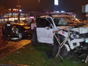 Kamyonet İle Otomobil Çarpıştı: 8 Yaralı