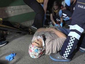 Ambulans Yaya Geçidindeki Yaşlı Kadına Çarptı, İlk Müdahaleyi Ambulansta Bulunan Sağlıkçılar Yaptı