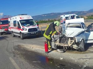 Otomobil İle Traktör Çarpıştı: 1’i Ağır 5 Kişi Yaralandı