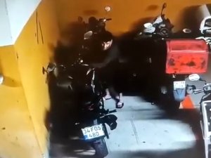Alışveriş Merkezi Otoparkında Motosiklet Hırsızlığı Kamerada