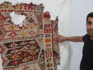 Çöpteki Halıları İşleyerek İhraç Ediyor