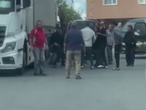 Ümraniye’de Yol Verme Kavgasında Tekmeler Ve Yumruklar Havada Uçuştu